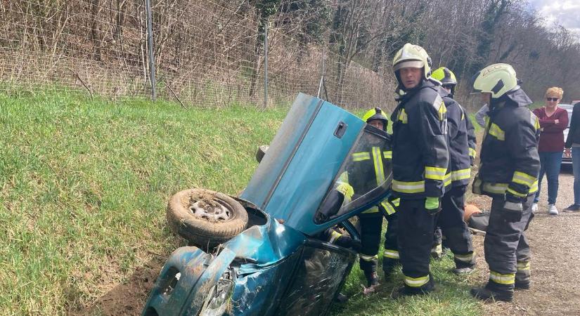 Mi történhetett? Az árokban kötött ki egy autós a 76-os főúton, nagy erőkkel vonultak ki a tűzoltók a helyszínre - fotókon a mentés