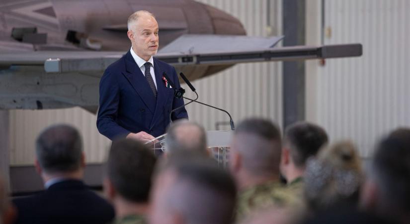 „A magyar nép nem tűri az elnyomást” – magasztos szónoklattal állt a kecskeméti katonák elé a miniszter