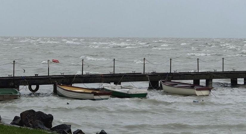 Figyelem! Durva szél csapott le Somogyra, a Balatonon is brutálisak a hullámok