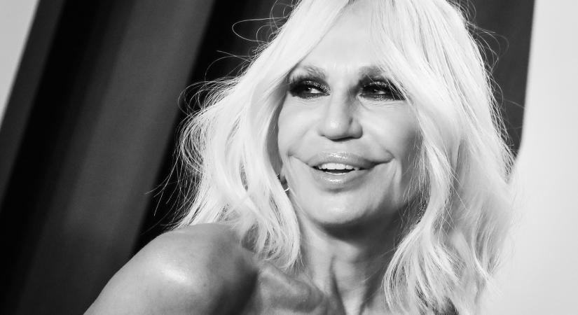 Donatella Versace 30 év után távozik a divatház éléről, ez a személy veszi át a vezetést