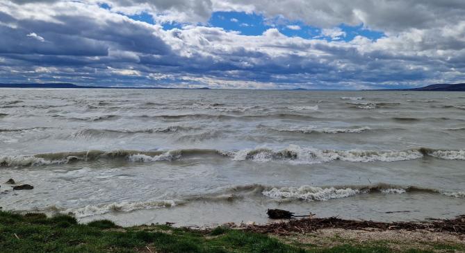 Megbillent a Balaton a viharos szélben