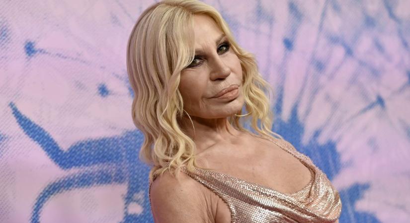 Donatella Versace lemondott a divatmárka igazgatói posztjáról