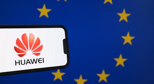 Újabb, az Európai Parlamentet érintő korrupciós ügy miatt razziáztak a belga rendőrök a Huawei brüsszeli irodáiban