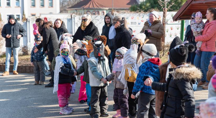 Farsangi népszokásokkal ismerkedtek a dorogi Zrínyi ovisok