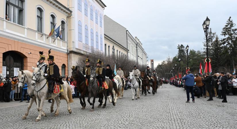 Díszfelvonulással, nagyszabású kísérőprogramokkal ünneplik március 15-ét a székelyföldi városokban