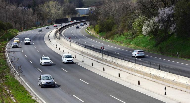 Töredékáron adják a vármegye matricát a hibás M30-as miatt a borsodiaknak