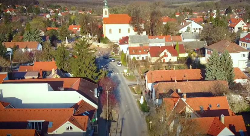 Betilthatják a nem helyben élők ingatlanvásárlását kisebb településeken: a szigorítás főleg Budapest és a Balaton környékét érintheti