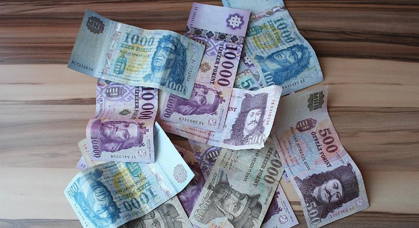 Nagyot változik a forint bankjegy: bemutatták az első újat