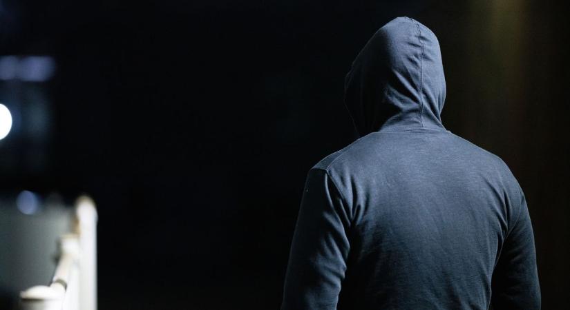 Rettegnek a szülők, lesben állva várja a gyerekeket egy gátlástalan zaklató