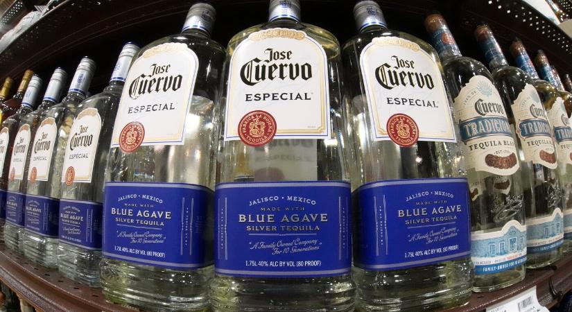Trump súlyos vámokat helyezett kilátásba az Európai Unióból származó alkoholtermékekre válaszul az amerikai whiskey-re bejelentett uniós vámra