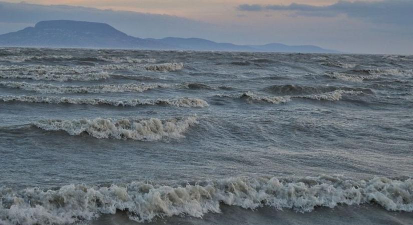 A mai szélviharban durván kilengett a Balaton vize Keszthelynél