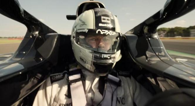 F1: Brad Pitt a saját Top Gun: Maverick-jét készíti el egy látványos Forma-1-es drámában [VIDEO]