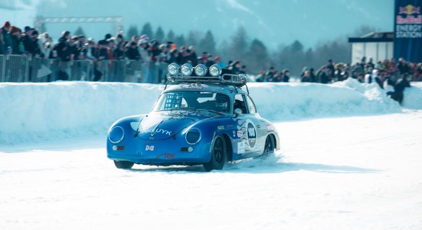 Méregdrága veterán autók táncolnak a jégen. Ilyen őrületesen jó az Ice Race!