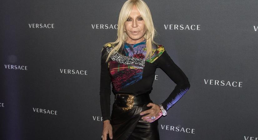 Donatella Versace 28 év után lemond a Versace igazgatói posztjáról