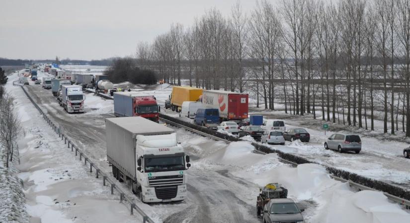 Márciusi hóvihar: 12 éve ezrek kerültek a hó fogságába az utakon!