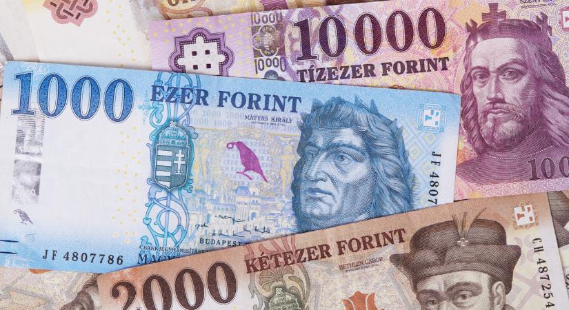 Pénteki hangulatban a forint: gyengült az előző esti jegyzéséhez képest