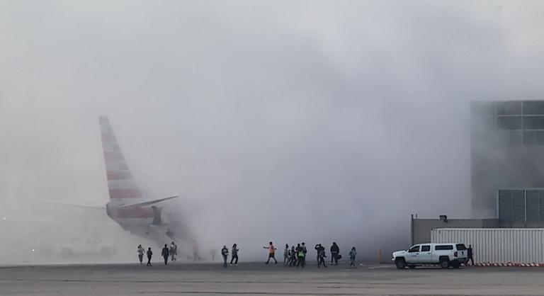 Kigyulladt egy Boeing a denveri repülőtéren, több utas megsérült