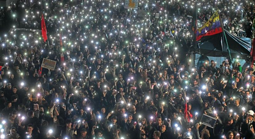 Egyre forróbb a helyzet Szerbiában, bombariadó van országszerte