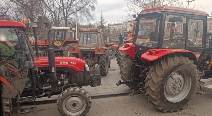 Traktorgyűrű van a belgrádi Pionír park körül