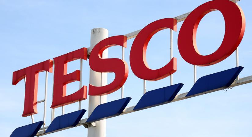 Elképesztő bejelentést tett a Tesco: este fél 10 után ingyen adnak bizonyos élelmiszereket