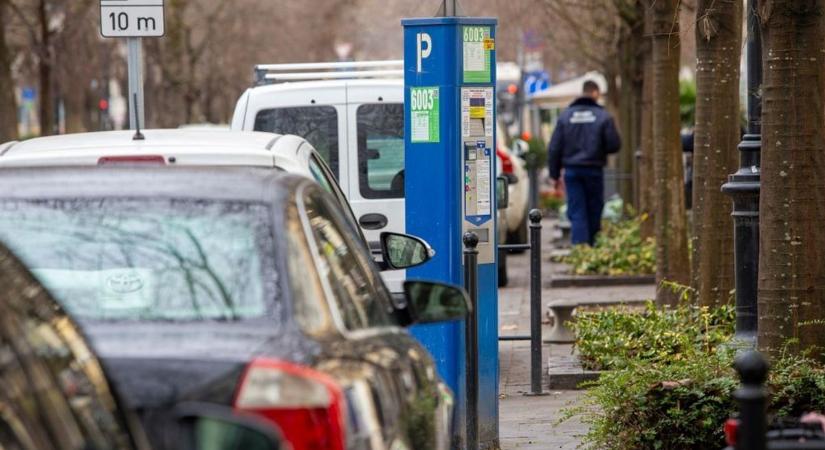 Jó hír az autósoknak! Ezeken a napokon nem kell majd parkolást fizetni a városban