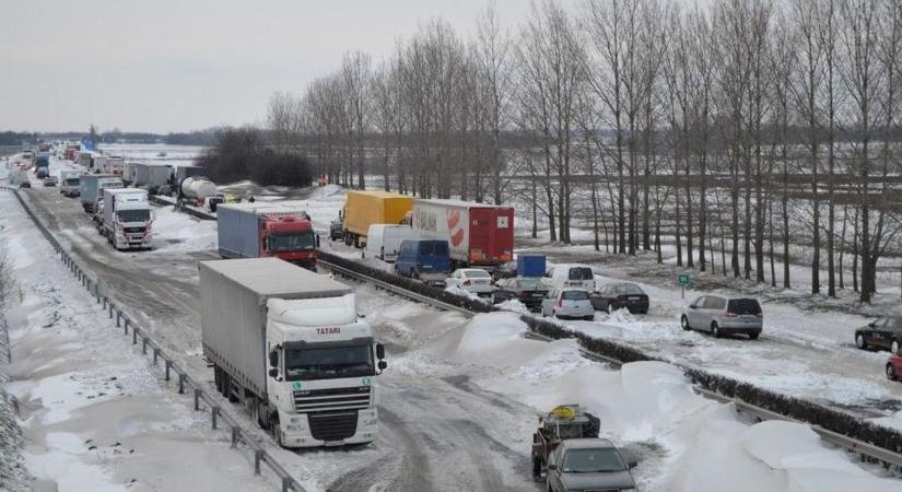Ezrek ragadtak a hó fogságában, pánik az utakon