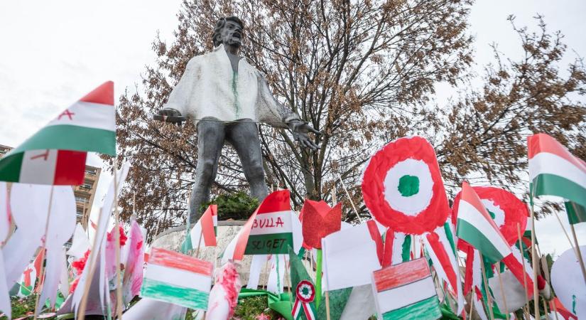 Koszorúzás és néma főhajtás a szabadságharc hőseinek emlékére