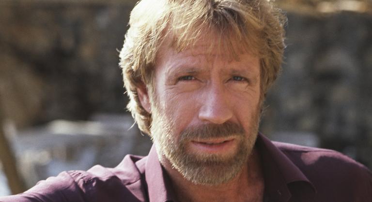 Lassan kikopnak a közmondások, még jó, hogy Chuck Norris kirobbanó formában van