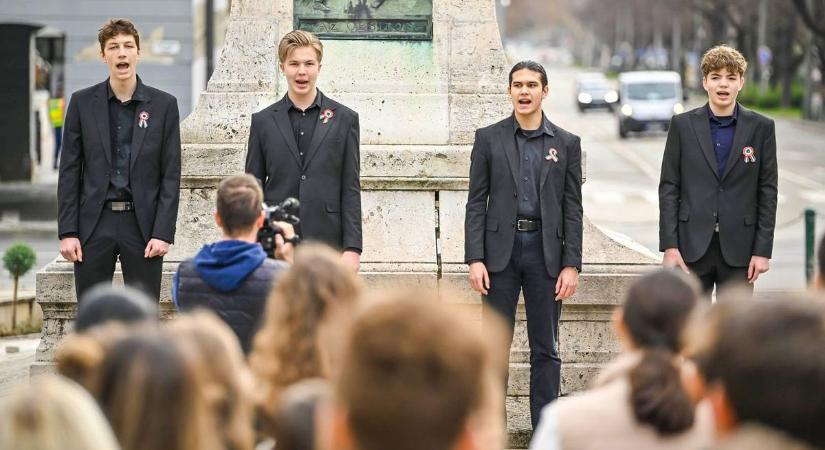 Különleges műsorral tisztelegtek a hősök előtt (videóval és képgalériával)