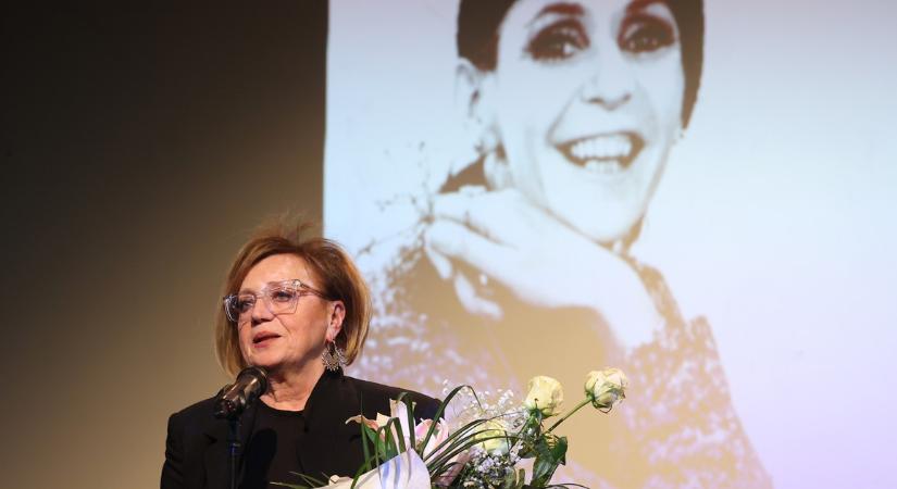 Csákányi Eszter megszerezte Psota Irén napszemüvegét és parfümjét