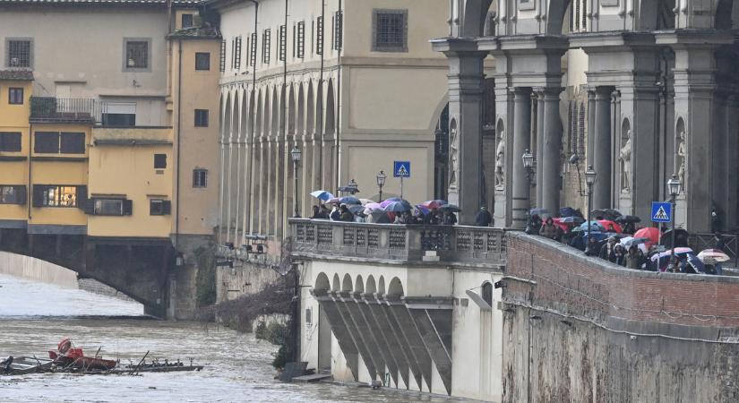 Ítéletidő Olaszországban, áradás pusztít Firenzében