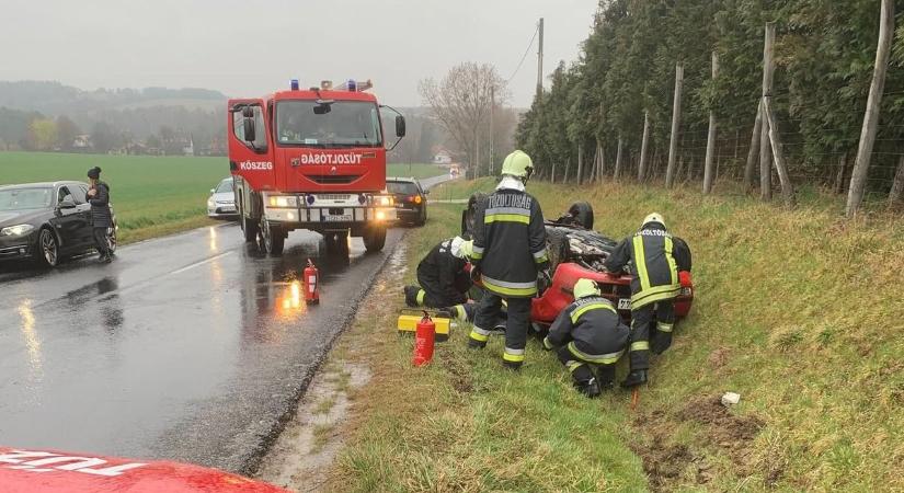 Árokba borult egy autó Cák és Kőszegszerdahely között - fotók