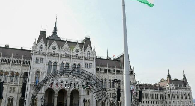 Március 15. - Változik a menetrend, útlezárások is lesznek az ünnep miatt Budapesten