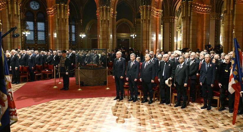 A nemzeti ünnepen Kossuth-díjjal tünetett ki űvészeket az államfő