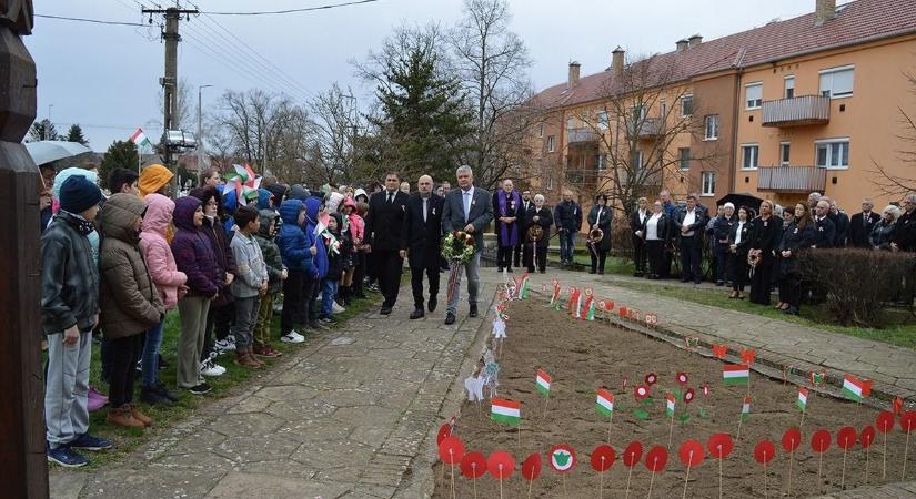 Téglás méltósággal emlékezett: a szabadságharc hősei előtt tisztelegtek