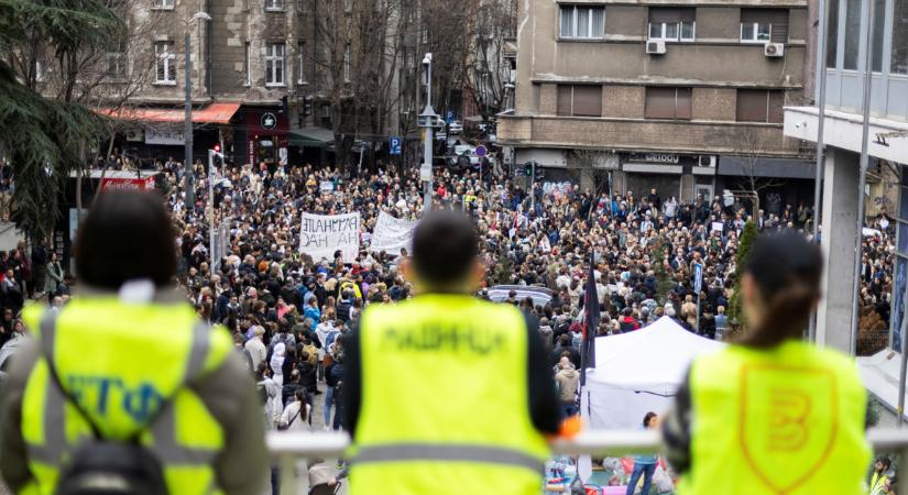 Folytatódtak a tüntetések Belgrádban, egy táskában Molotov-koktélokat is találtak