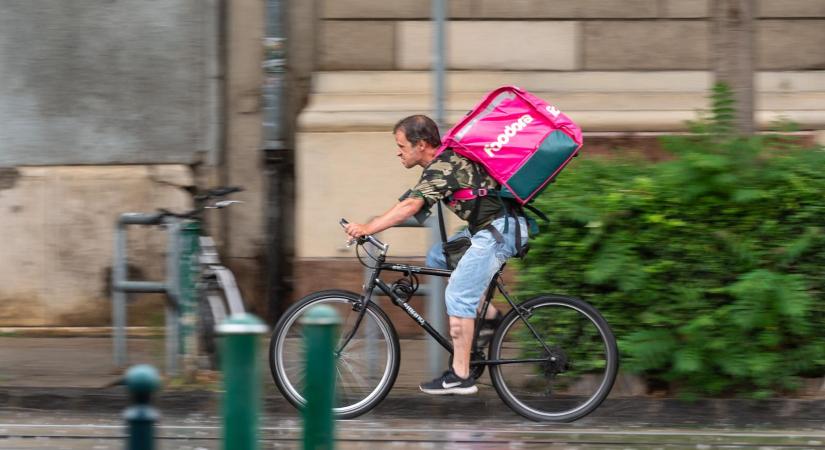 Nem kapták meg időben a pénzüket, zúgolódnak és sztrájkolnak a Foodora futárai