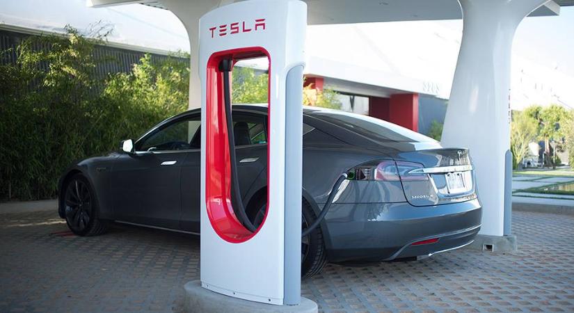 Forró helyzet: Tesla töltőt akart felgyújtani, végül ő maga is lángra kapott