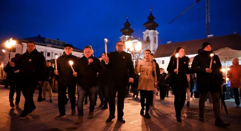 Fáklyás felvonulással emlékeztek március 15-re Győrben – Fotók