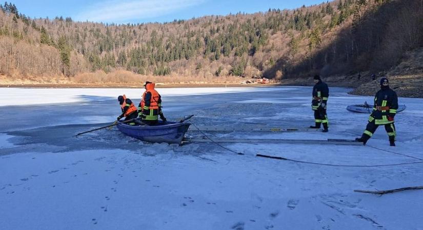 Tragédia: befagyott tóban találták meg az eltűnt Pisti holttestét - csak egy rejtélyes verseskötet maradt utána a parton