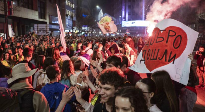 Vastaps, vörös szőnyeg és örömkönnyek fogadták az egyetemistákat (helyszíni tudósítás)