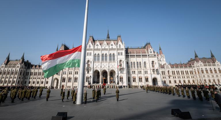 Felvonják a nemzeti lobogót, hamarosan beszédet mond Orbán Viktor - A nemzeti ünnep eseményei az Indexen