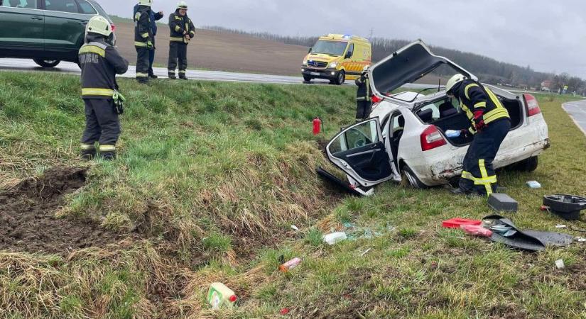 Baleset történt Hahótnál a 74-es főúton