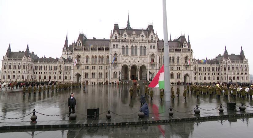 Ünnepélyes keretek között felvonták Magyarország lobogóját a Kossuth téren  videó