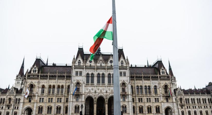 Felvonták a nemzeti lobogót a Kossuth téren