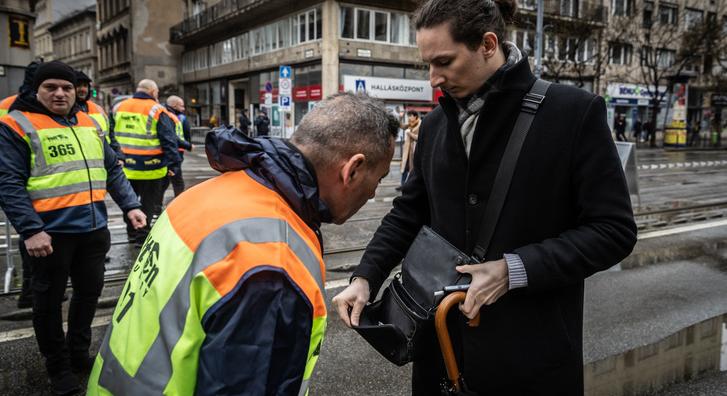 Szigorú biztonsági intézkedések Orbán Viktor beszéde előtt, lengyel szimpatizánsok is érkeztek