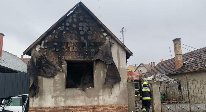 Lángokban a gyöngyösi családi ház, gázpalackot is mentettek a tűzoltók