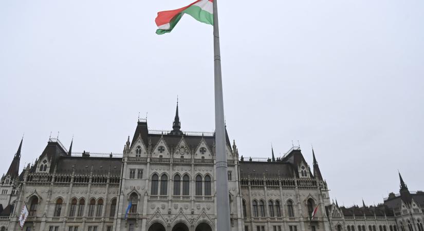 Felvonták a nemzeti lobogót a Kossuth téren, az Országház előtt