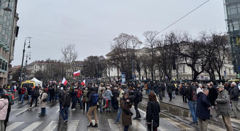 Már érkeznek Orbán Viktor beszédére, a közelben néhány ellentüntető is demonstrál