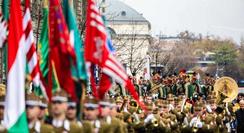 Elárasztották az emberek a Múzeum körutat, mindenki Orbán Viktor beszédére kíváncsi  galéria